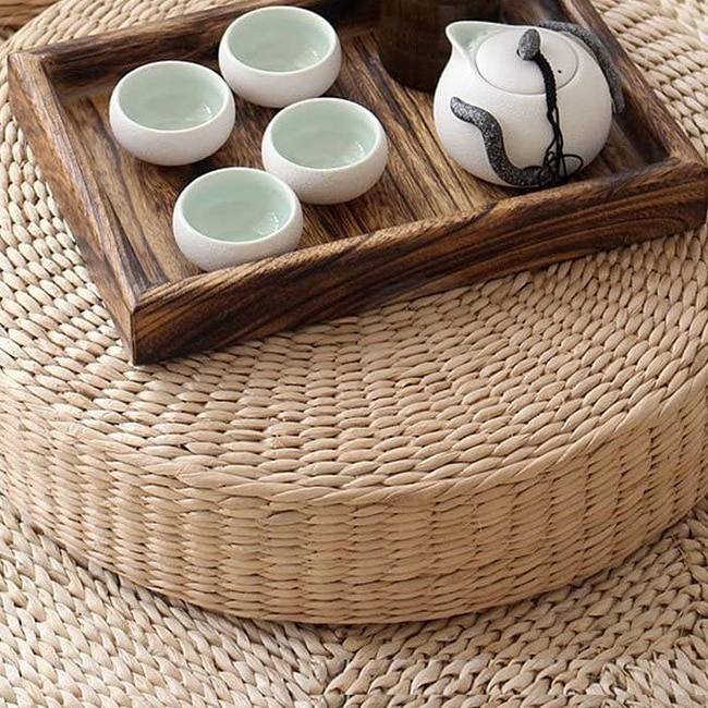 הדום קש לפינת ישיבה בבית